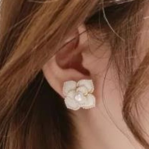 Jewelry - NWT Camellia Pearl Earrings – White & Goldtone